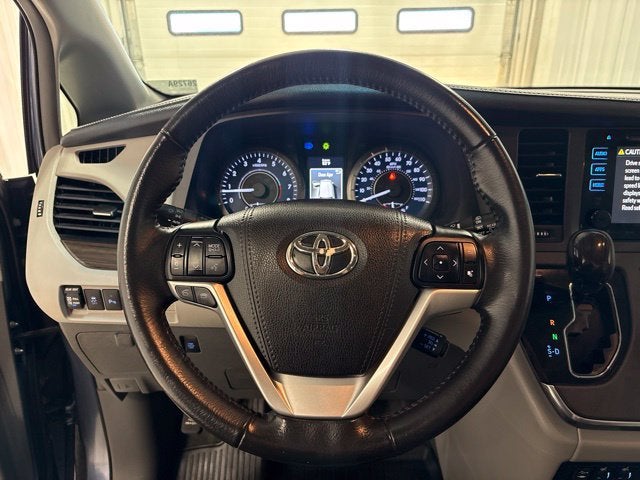 2017 Toyota Sienna XLE Auto Access Seat