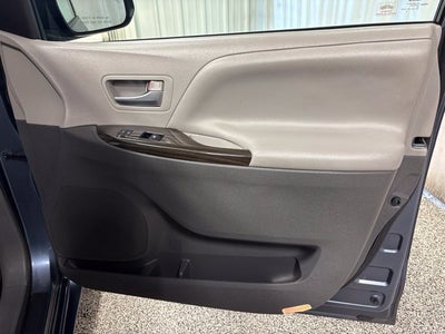 2017 Toyota Sienna XLE Auto Access Seat