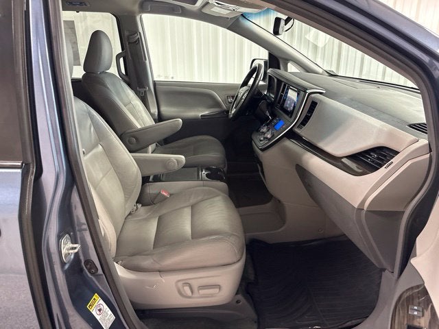 2017 Toyota Sienna XLE Auto Access Seat