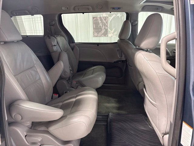 2017 Toyota Sienna XLE Auto Access Seat