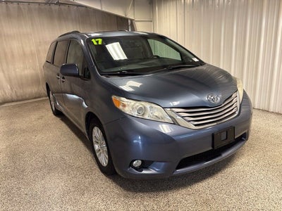 2017 Toyota Sienna XLE Auto Access Seat