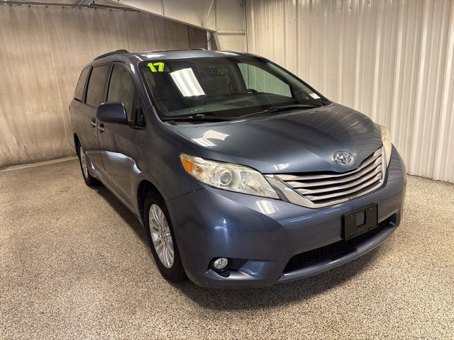2017 Toyota Sienna XLE Auto Access Seat