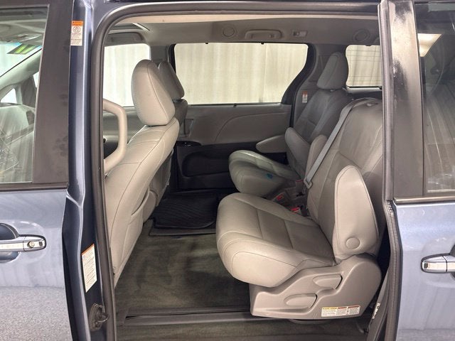 2017 Toyota Sienna XLE Auto Access Seat
