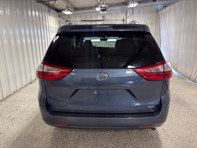 2017 Toyota Sienna XLE Auto Access Seat