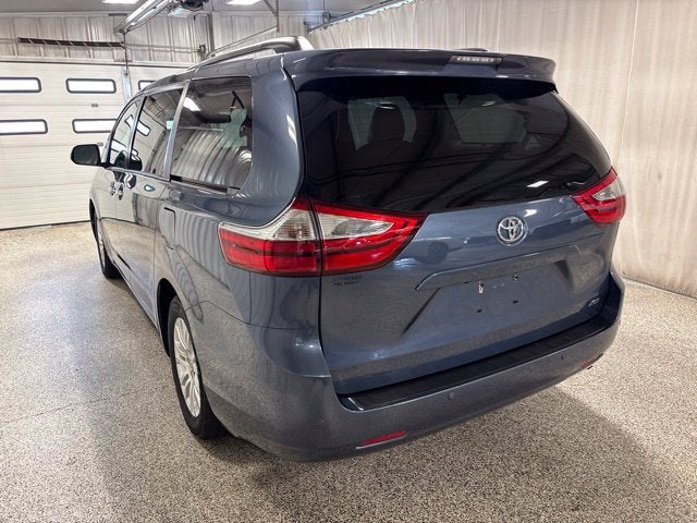 2017 Toyota Sienna XLE Auto Access Seat