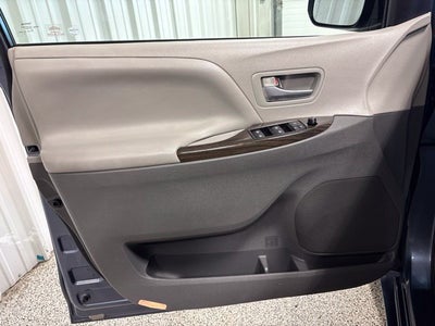 2017 Toyota Sienna XLE Auto Access Seat