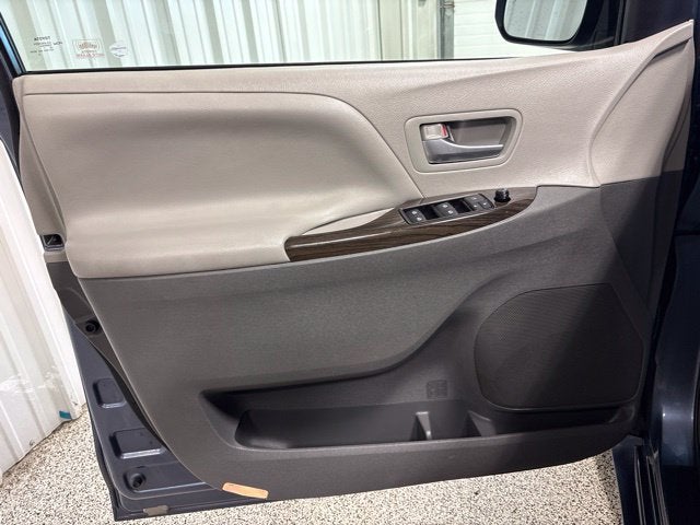 2017 Toyota Sienna XLE Auto Access Seat