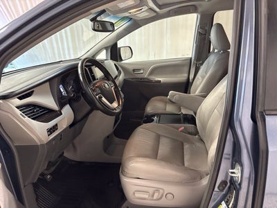 2017 Toyota Sienna XLE Auto Access Seat