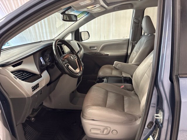 2017 Toyota Sienna XLE Auto Access Seat